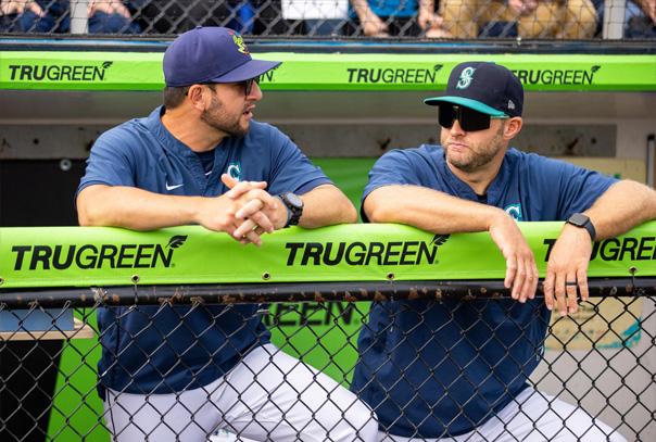 Kellen Lee leaning on dugout